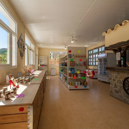 Chateau De L'hom Кемпинг