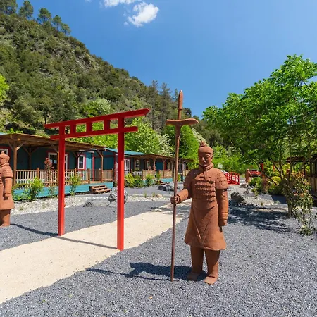 Camping Chateau De L'hom L'Estrechure